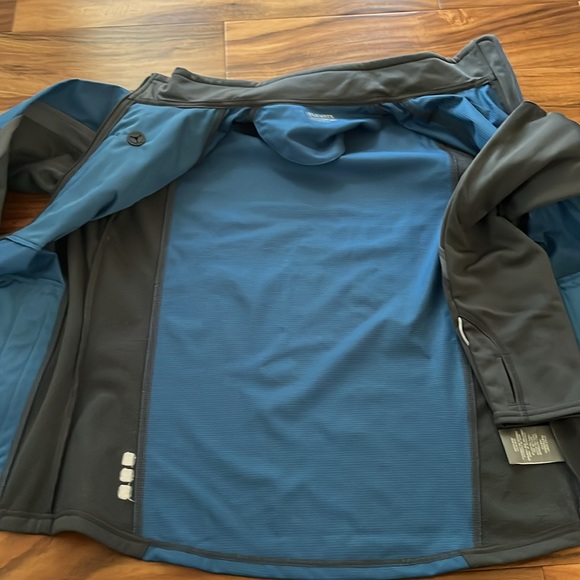 Brand new , just cut the tug Nice coat - Picture 3 of 6